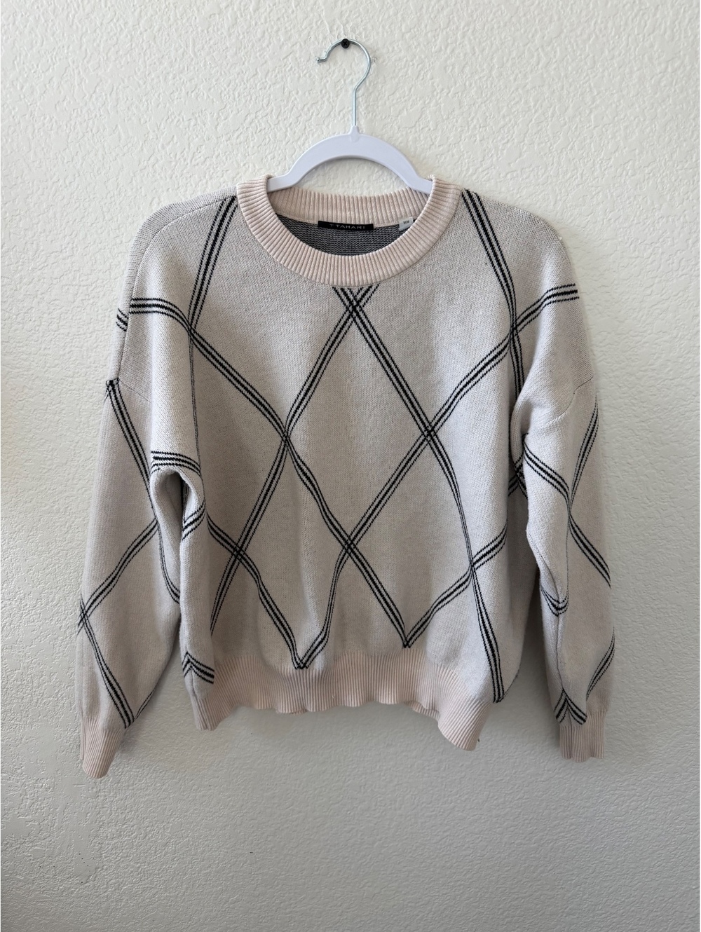 Tahari Beige and Black Argyle Pattern cozy Sweater Medium casual